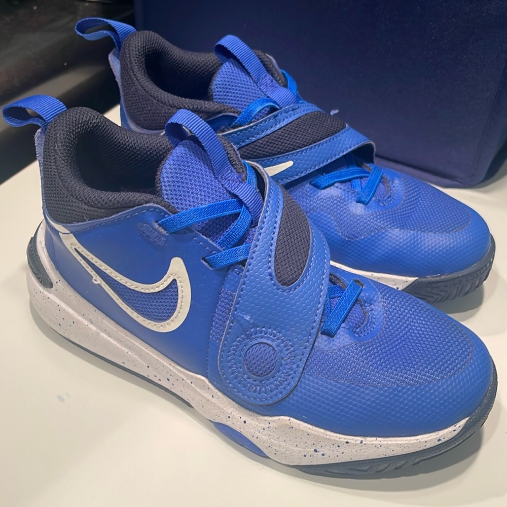 Nike Youth Size 1.5 Basketball Shoes